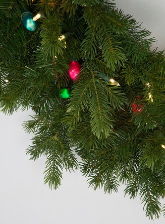 36 Inch Pe/pvc Pippa Pine Wreath With Twinkling Led Lights And C7 Multi-colored Lights