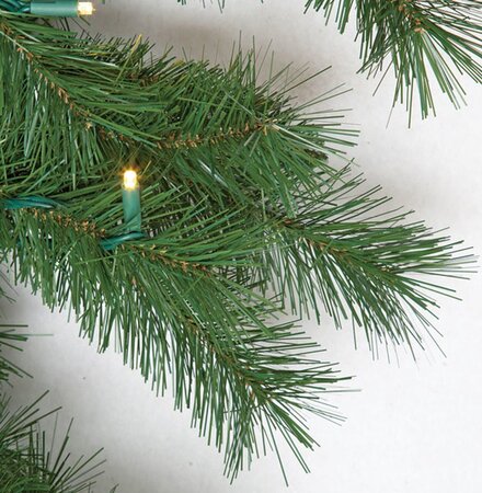 Westford Pine Wreath - 450 Green Tips - 200 Warm White LED Lights
